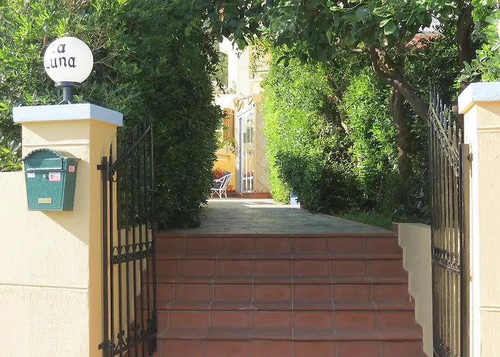 La Luna Apartments